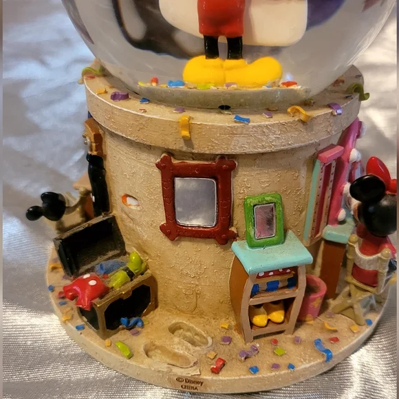 2002 Disney "Ears to You" musical snow globe featuring Mickey Mouse and friends. - Picture 5 of 12